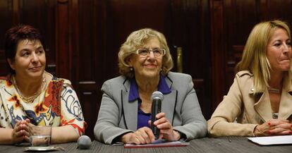 La alcaldesa Manuela Carmena (centro) en el Ayuntamiento de Madrid.