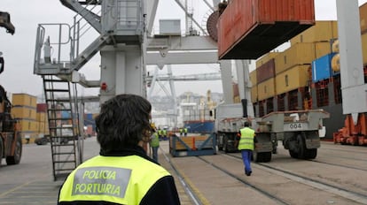 Contenedores y trabajadores en el Puerto de Vigo.