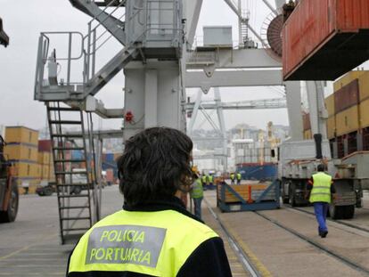 Contenedores y trabajadores en el Puerto de Vigo.