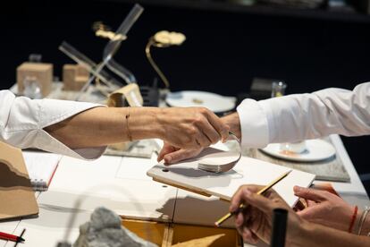 Los cocineros Mateu Casañas, Eduard Xatruch y Oriol Castro, en la reunión de mesa creativa, donde inspeccionan distintos utensilios que van usar en sus servicios. 