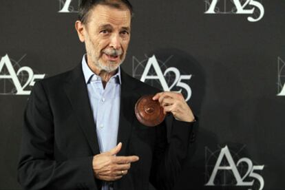 Cinematographer José Luis Alcaine, collecting his prize from the Spanish film Academy.