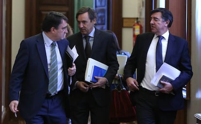 Aitor Esteban, Rafael Hernando y Jose Antonio Brrmudez de Castro en el Congreso de los Diputados.