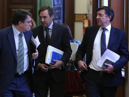 Aitor Esteban, Rafael Hernando y Jose Antonio Brrmudez de Castro en el Congreso de los Diputados.
