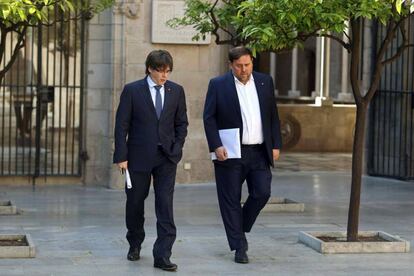 El presidente de la Generalitat, Carles Puigdemont, y el vicepresidente, Oriol Junqueras, este martes. 