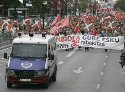 Una furgoneta de la Ertzaintza precede a la manifestación de simpatizantes de Batasuna en San Sebastián.