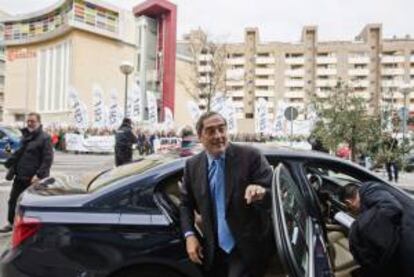 El presidente de la Confederación Española de Organizaciones Empresariales (CEOE), Juan Rosell, a su llegada a la conferencia que ha impartido hoy en Huesca, con motivo de la celebración del 35 aniversario de la Confederación de Empresarios de Huesca (CEOS CEPYME).