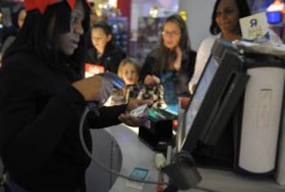 Una empleada registra los productos para su compra en la juguetería Toys R Us en el sector de Times Square en Nueva York (EE. UU.). EFE/Archivo