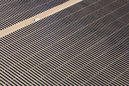 Vista aérea de la central fotovoltaica de Puerto Peñasco, mientras la CFE trabaja en su construcción, el pasado 2 de febrero.