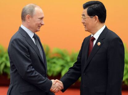 El presidente chino Hu Jintao recibe a Vladimir Putin en Pekín.