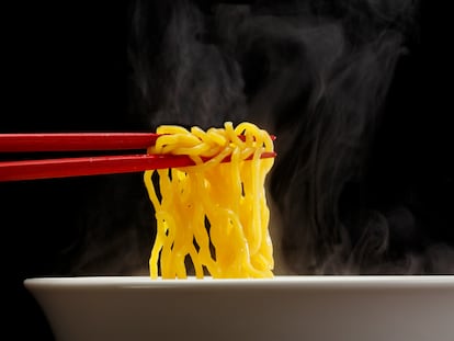 Fideos en un bol de miso ramen, una de las especialidades culinarias de la ciudad japonesa de Sapporo, en la isla de Hokkaido.