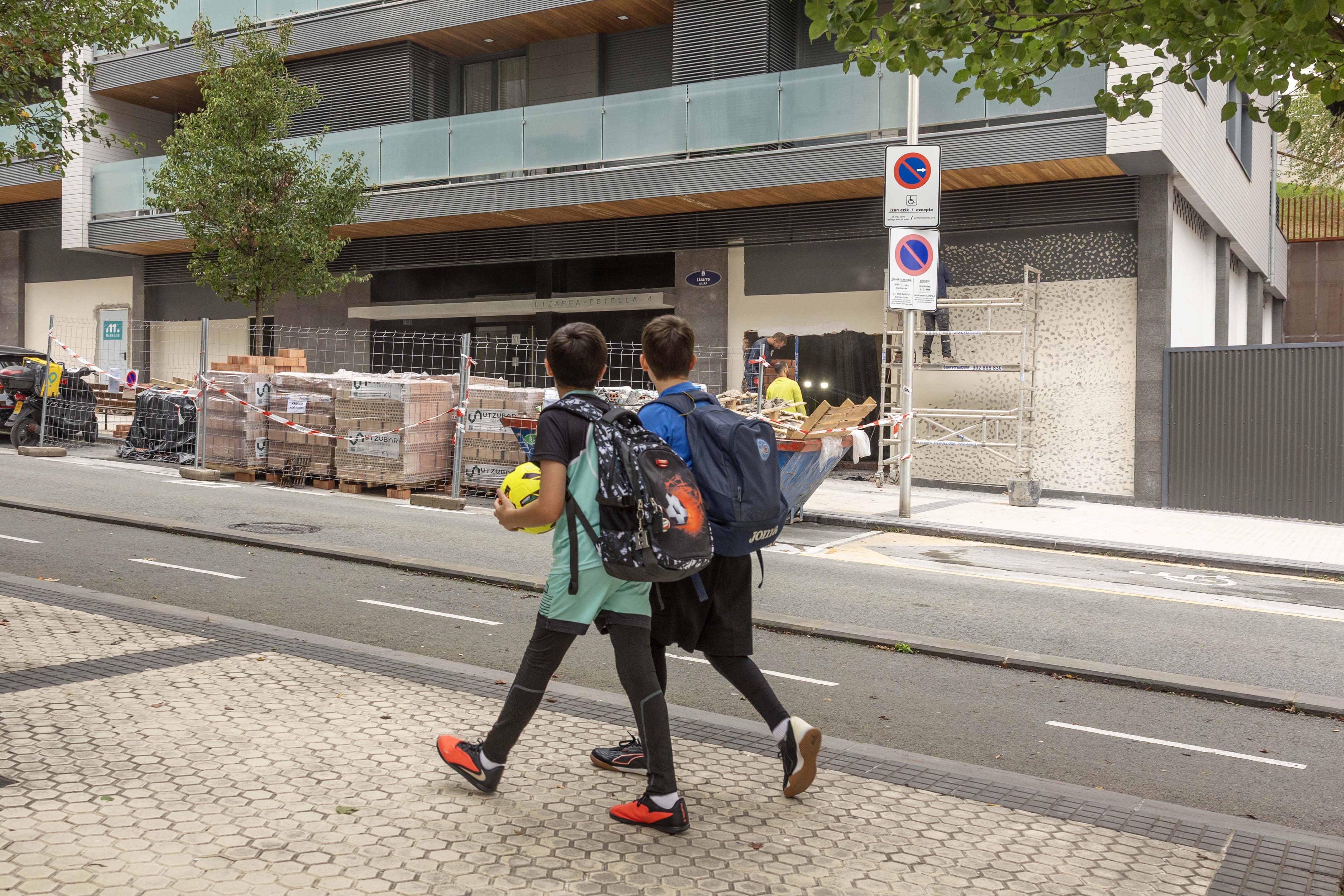 Dos chavales pasan frente al local donde McDonald's abrirá un restaurante en la calle Lizarra de San Sebastián.