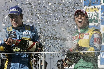 Felipe Massa y Fernando Alonso han mostrado su alegra, tras subir al podio y escuchar los himnos de sus respectivos pases. El primero, por lograr el primer puesto en la prueba de su pas, Brasil, la ltima del campeonato; y el segundo por conseguir en Interlagos su segundo ttulo del Mundial, con tan solo 25 a?os.