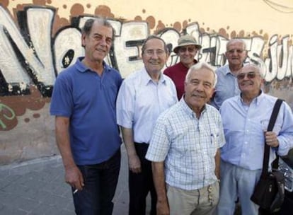 Mariano Gamo, con sombrero, junto a  curas obreros de Madrid. En primer plano, Julio Pérez Pinillos. A la izquierda, Enrique de Castro.