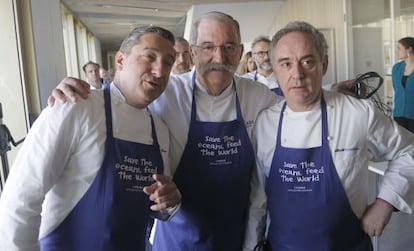 De izquierda a derecha: Joan Roca, Pedro Subijana y Ferran Adrià, en la presentación en San Sebastián de la campaña de Oceana 'Save the Oceans Feed de World'.