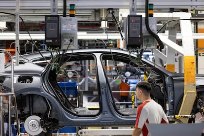 Un trabajador en una de las líneas de ensamblaje de la planta de Seat Martorell (Barcelona).