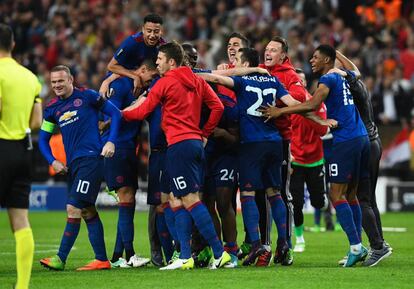 Los jugadores del Manchester United celebran el título de campeones de la Europa League conseguido ante el Ajax.