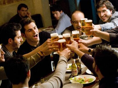 Iker y sus amigos de toda la vida, en un fotograma del anuncio de fin de año.