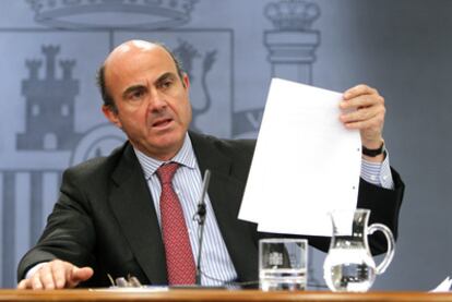 Luis de Guindos, ministro de Economía y Competitividad, ayer en su comparecencia después del Consejo de Ministros.