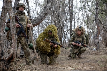 Tres miembros del grupo de asalto del batallón Alcatraz se colocan en posición para comenzar un entrenamiento en un bosque de las inmediaciones de Kramatorsk, en Donetsk.