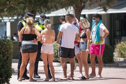 Two police officers in Málaga check that the mandatory use of face masks in public spaces is being followed.