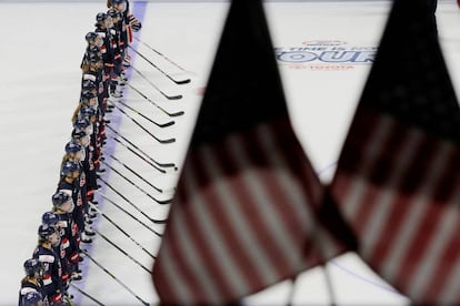 Integrantes del equipo estadounidense femenino de hockey escuchan el himno nacional antes del partido contra la selección de Canadá, celebrado en Boston (EE UU).