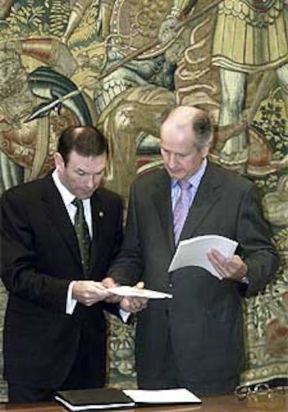 Ibarretxe hizo ayer entrega de su propuesta al presidente del Parlamento vasco, Juan María Atutxa.