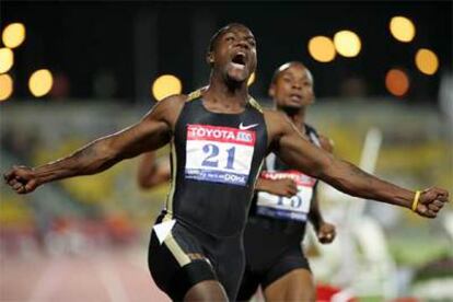 Gatlin llega a la meta en la carrera en la que logró el récord del mundo de 100 metros, el pasado 12 de mayo.