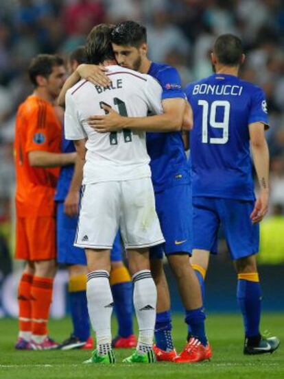 Morata consuela a Bale tras la eliminación del Madrid.