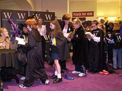 J. K. Rowling firma ejemplares de su último libro en los almacenes Waterstones de Edimburgo.