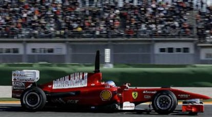 Fernando Alonso, ayer durante su ensayo con el Ferrari F10 en el circuito valenciano de Cheste.