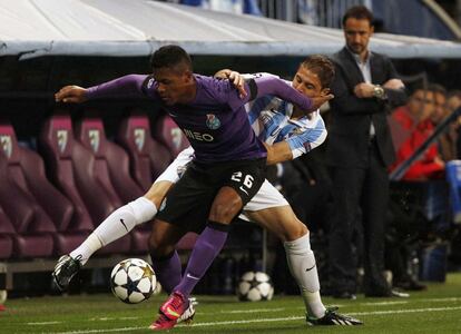 Joaquin le intenta quitar el balón a Sandro.