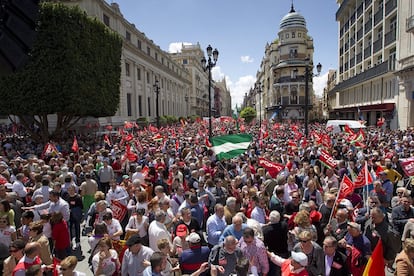 Miles de personas durante la manifestación del 1 de mayo en Sevilla. Los sindicatos han salido en defensa de la libertad de prensa, tras el ofrecimiento de privatizar las cadenas autonómicas.