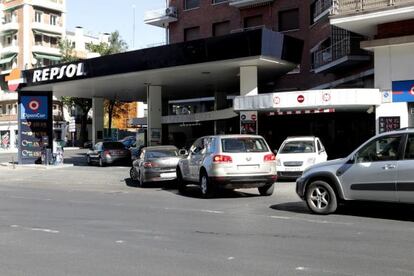 Cola de automóviles a la entrada de una gasolinera.