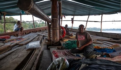 Luise, Badi y Mbarak, a bordo del Musafir en aguas de Kilifi, Kenia.