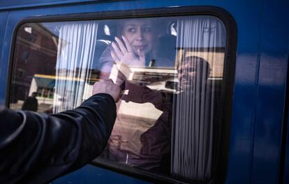Una mujer se despide de su esposo en el interior de un autobús, un día después del ataque con cohetes en la estación de tren de Kramatorsk (este). El presidente ucranio, Volodímir Zelenski, pidió una respuesta firme y global a este ataque ruso, que dejó al menos 52 muertos y más de cien heridos.