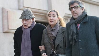 Jordi Montull arribant al tribunal agafat del braç de la seva filla Gemma.