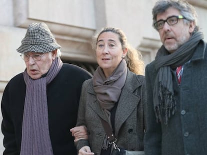 Jordi Montull arribant al tribunal agafat del braç de la seva filla Gemma.