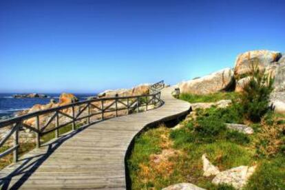 La pasarela que sale de San Vicente do Mar (O Grove) enlazando pequeñas playas, una de ellas La Barrosa.