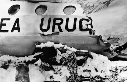 Un cuerpo junto al fuselaje del avión estrellado en los Andes el 13 de octubre de 1972.