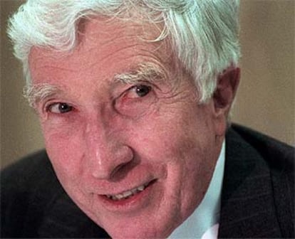 El escritor estadounidense John Updike.