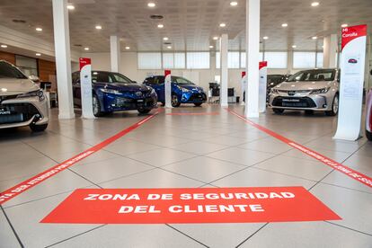 Entrada al concesionario con las medidas por el coronavirus.