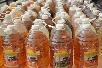 Decomiso de botellas con producto adulterado. 