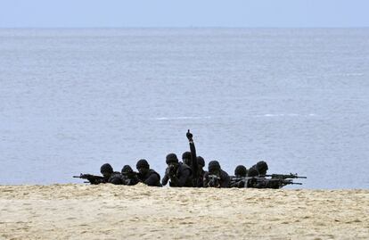 Demostración de ejercicios de la marina taiwanesa en la playa en Liao Bay en la isla Kinmen.