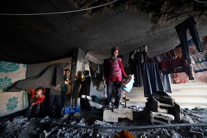Una familia desplazada se refugia entre las ruinas de un edificio colapsado en Rafah, en el sur de la Franja, este miércoles. 