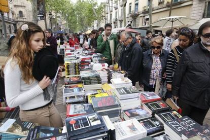 Un tenderete en La Rambla durante la última Diada de Sant Jordi.
