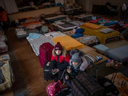Unos niños descansan en un centro comunitario creado como refugio para las personas que huyen de Ucrania hacia Eslovaquia a través del paso fronterizo de Ubla, en Eslovaquia, este martes.