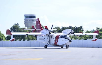 El hidroavión Bombardier CL415 de la Marina malasia aterriza en el aeropuerto internacional de Kota Kinabalu con los españoles Marta Miguel y David Hernández a bordo.