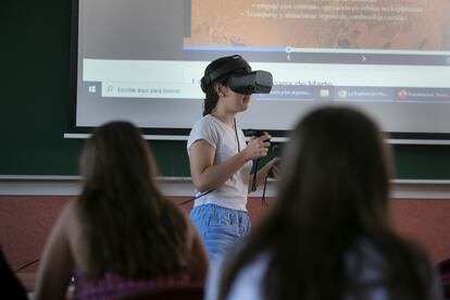 Una alumna recorre las viviendas e invernaderos de las bases lunares y conduce rovers por sus superficies con unas gafas virtuales.