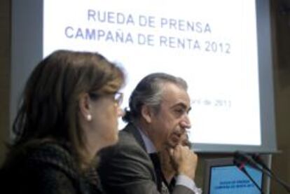 El secretario de Estado de Hacienda, Miguel Ferre, y la directora de la Agencia Tributaria, Beatriz Viana, en la presentación de la campaña de Renta 2012.