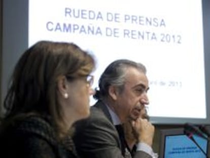 El secretario de Estado de Hacienda, Miguel Ferre, y la directora de la Agencia Tributaria, Beatriz Viana, en la presentación de la campaña de Renta 2012.